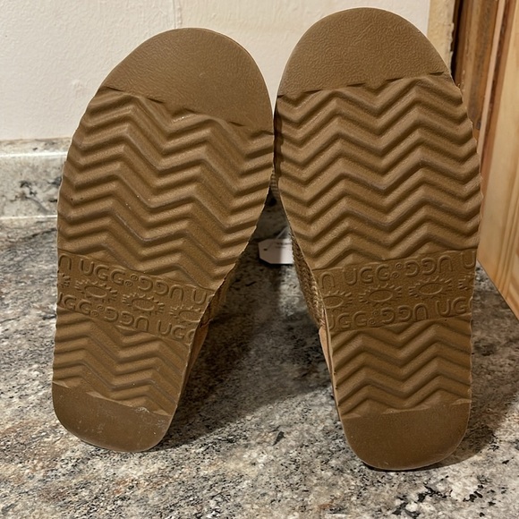 EUC UGG Classic Cardy Button Detailed Yarn Knit Boots Tan Wool Lining Size 8 - Picture 6 of 10